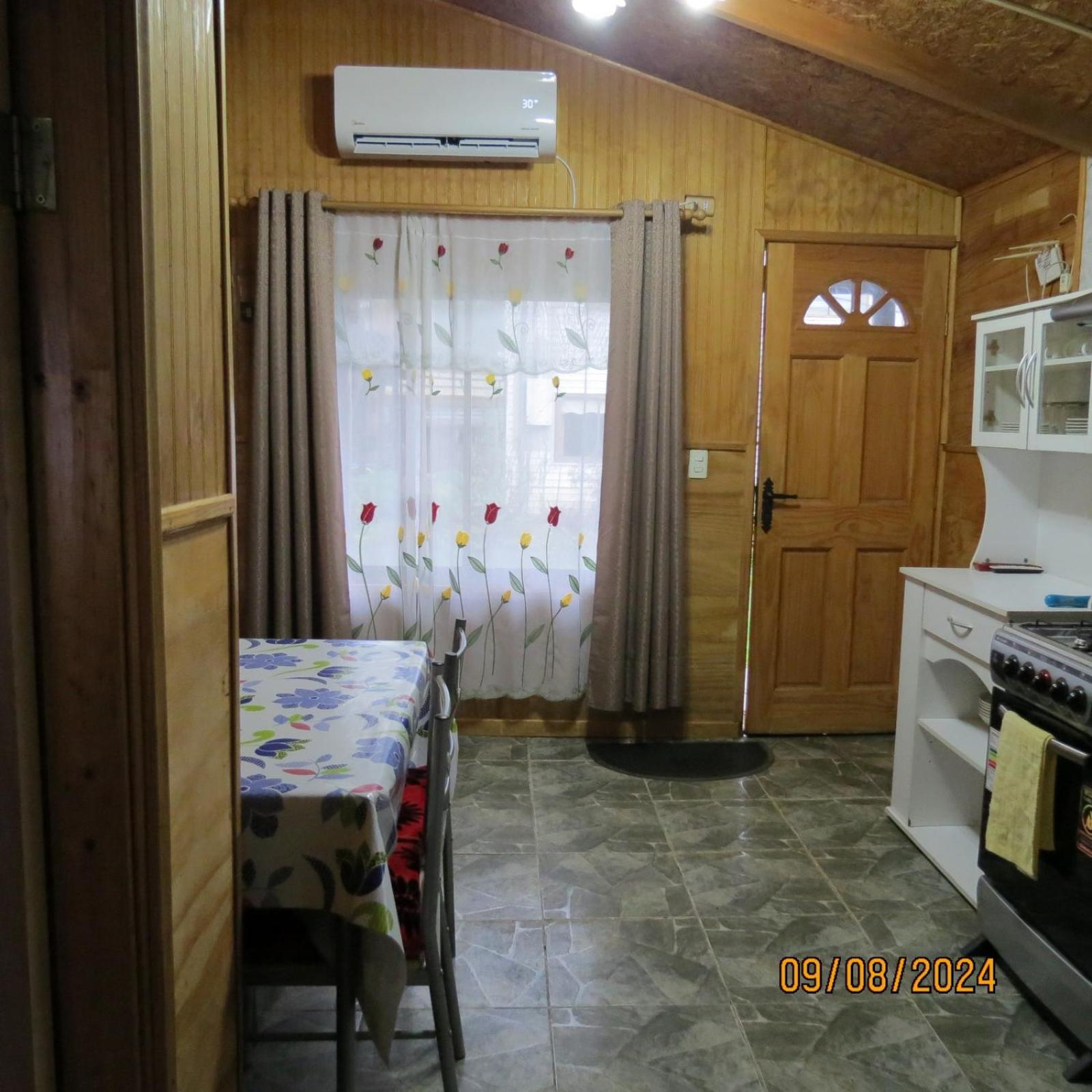 Hostal Y Cabanas Ventisquero Puerto Puyuguapi Exterior photo