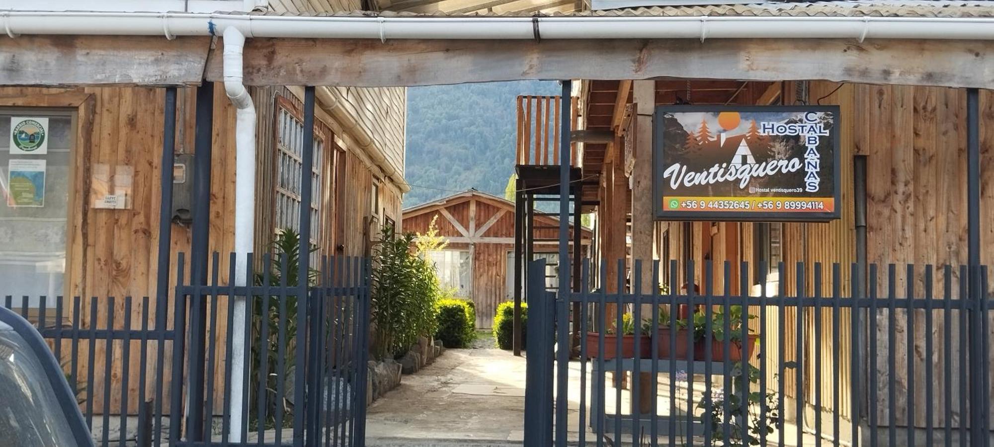 Hostal Y Cabanas Ventisquero Puerto Puyuguapi Exterior photo